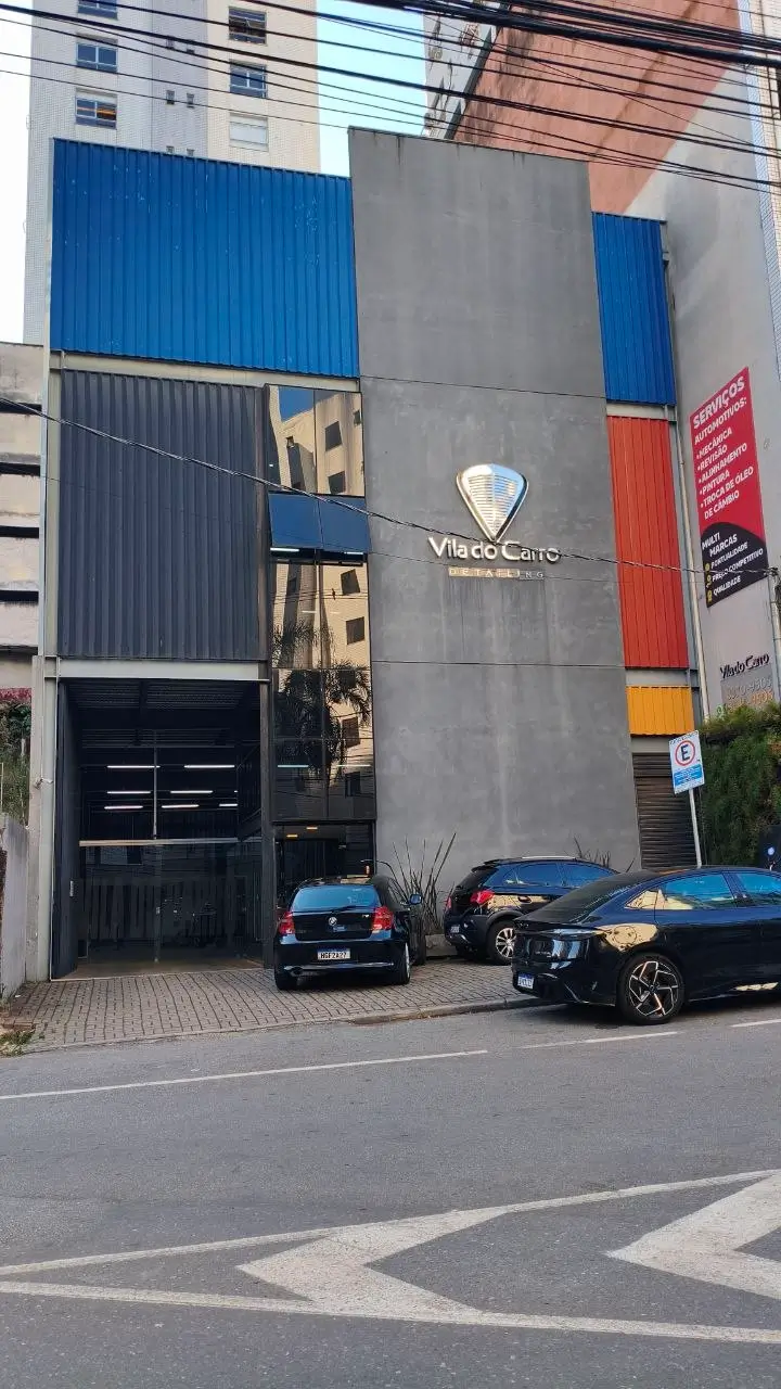 Fachada da oficina Vila do Carro, no Vila da Serra, Nova Lima