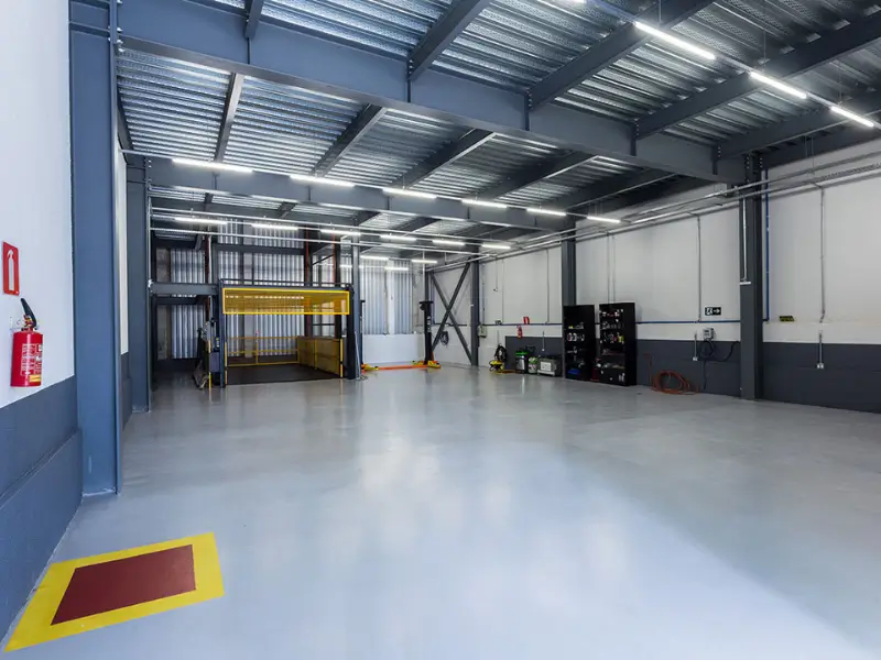 Espaço interno da oficina Vila do Carro